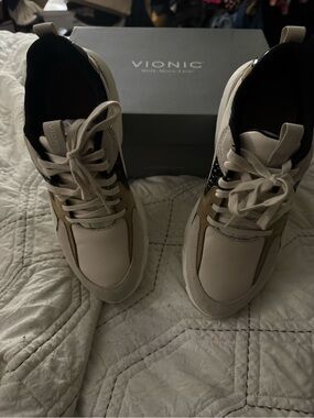 Vionic Two-Tone Beige and Cream Lace-Up Sneakers